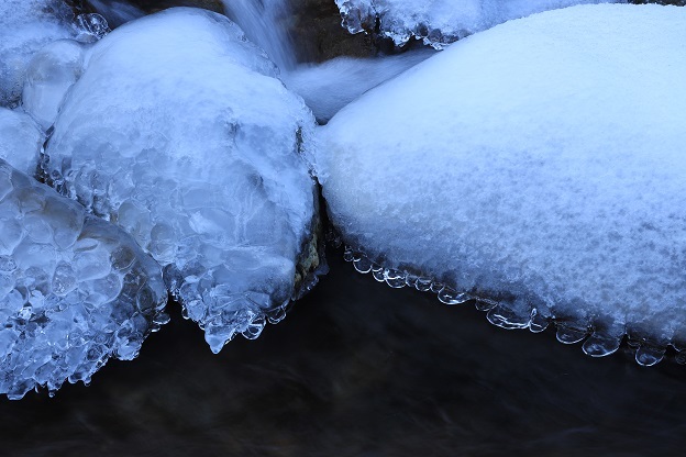 IMG_4641凍る渓流２