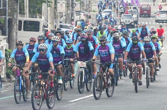 hundreds cyclists join climate change campaign