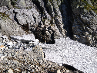 崩れかけた雪渓