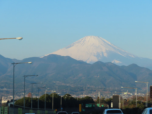 東名高速から見た富士山