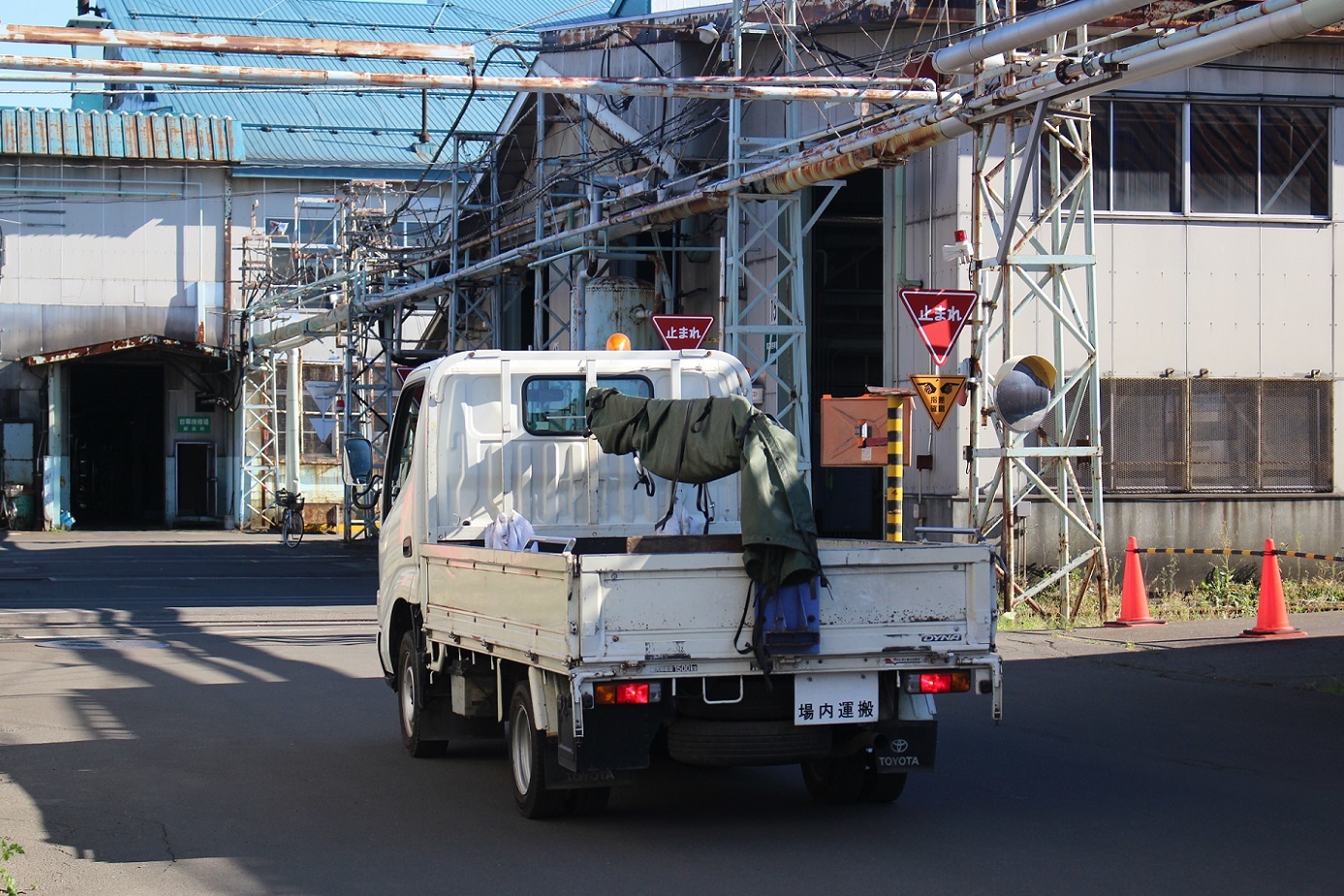 苗穂工場の場内運搬トラック（2022年9月）a02