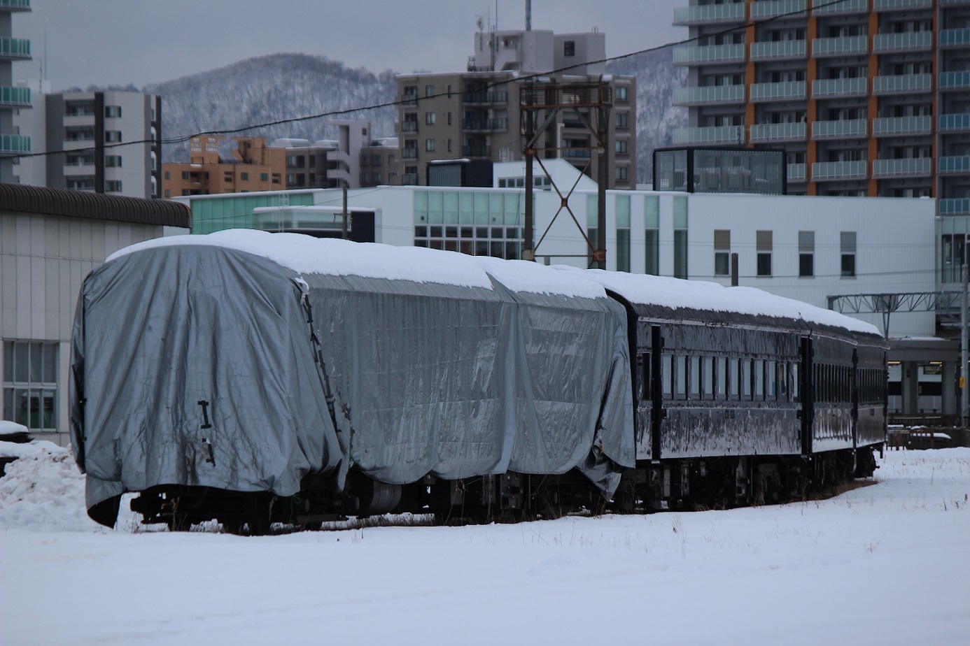 苗穂工場の旧型客車（2022年12月）a03