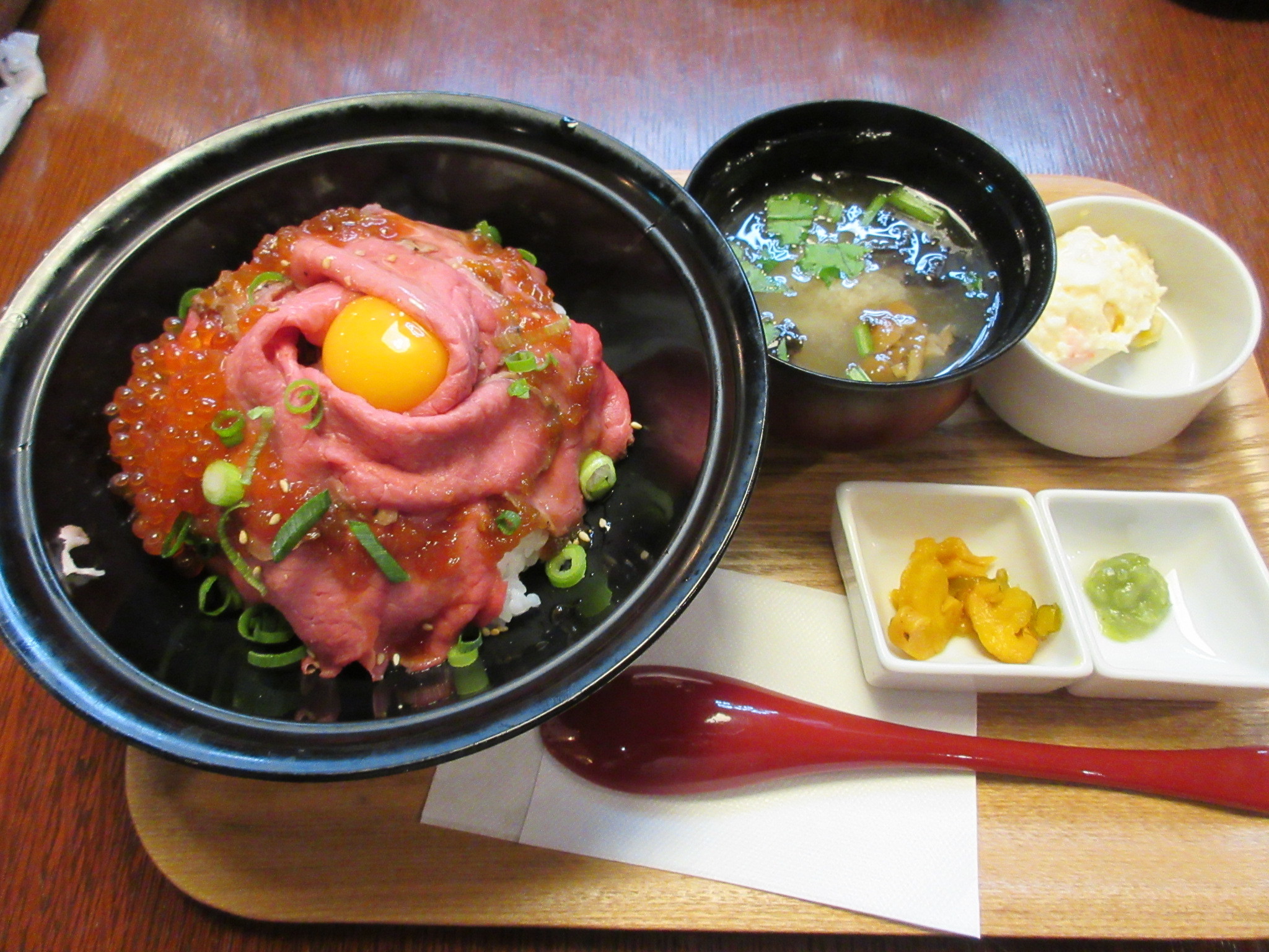 ローストビーフ丼１　北海道バル