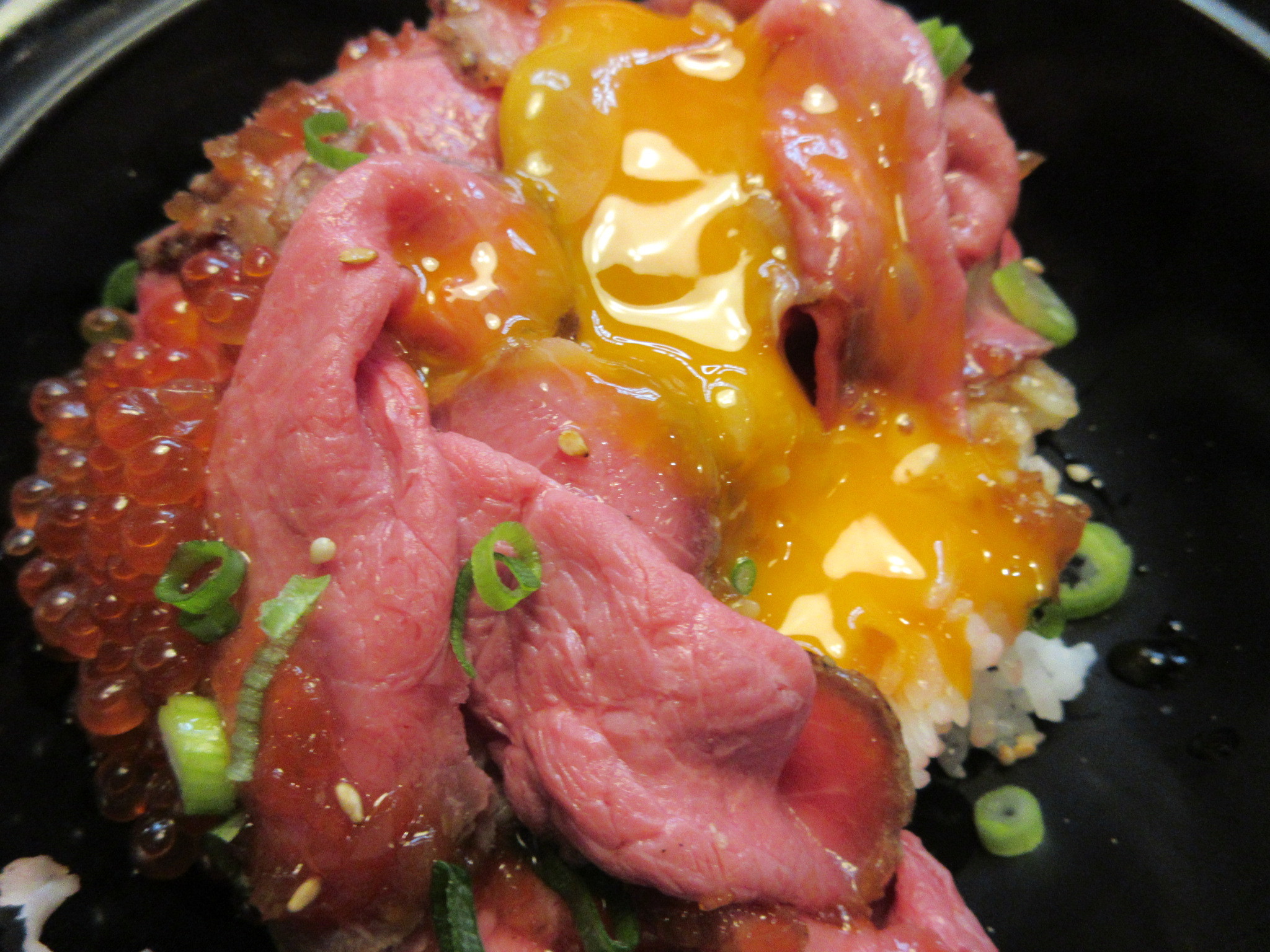 ローストビーフ丼３　北海道バル