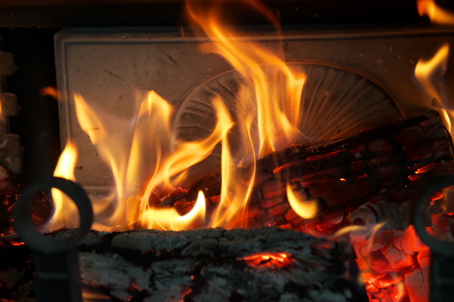 薪ストーブの火は心も身体も温かく、和みます・・・ね。