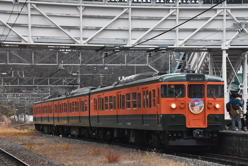 2022年11月27日撮影　しなの鉄道115系S3編成　しなの鉄道開業25周年　2と軽井沢ホリデー号幕