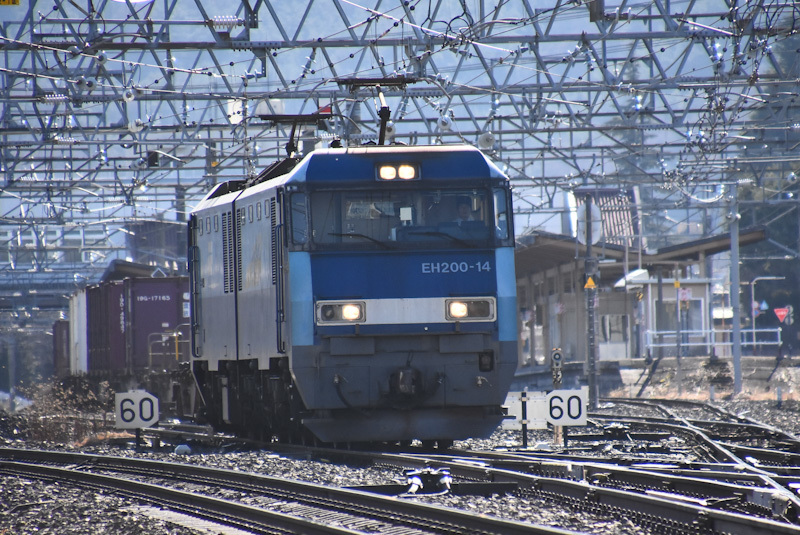 2022年12月3日撮影　東線貨物2083ﾚ　EH200-14号機　塩尻駅3番線通過