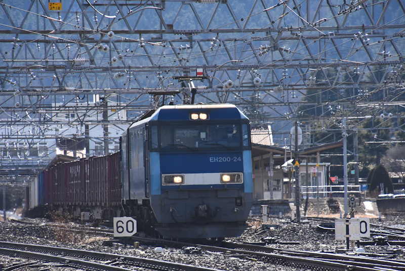 2023年2月4日撮影　東線貨物2083ﾚ　EH200-24号機　塩尻駅3番線通過