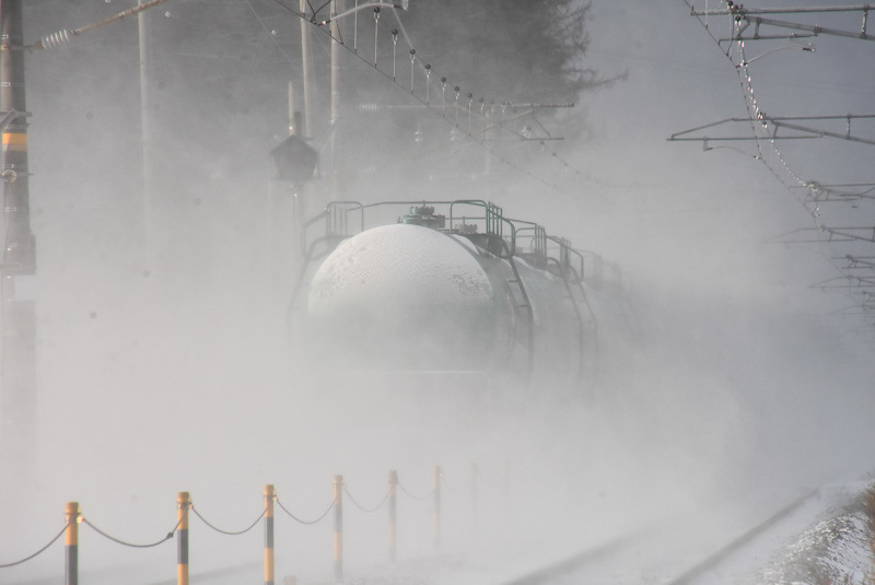2022年12月24日撮影　西線貨物6088ﾚ　後撃ち　雪を舞い上げて
