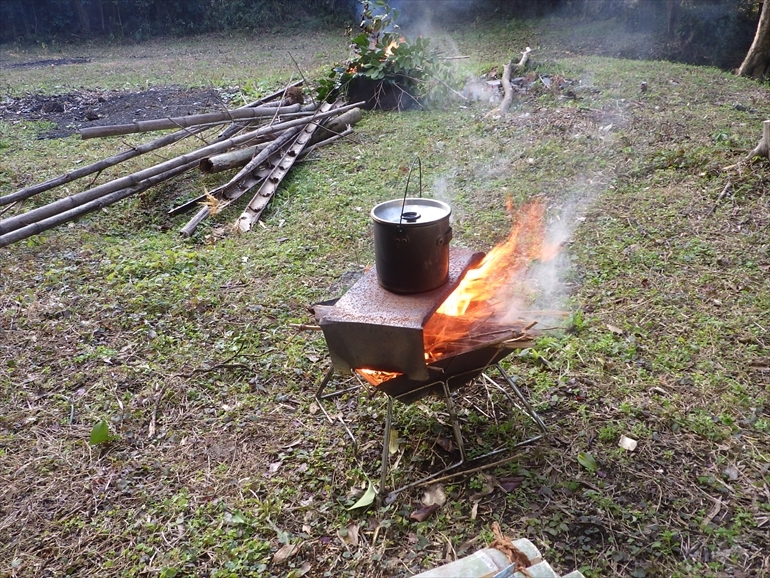焚き火でお湯を沸かす