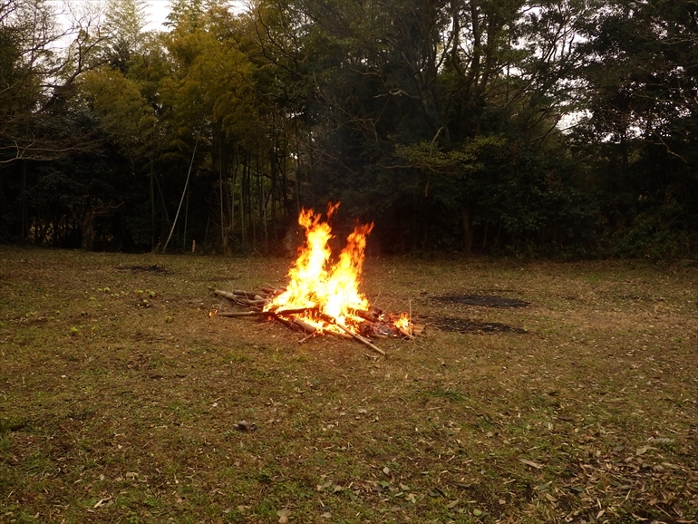 竹を燃やしています
