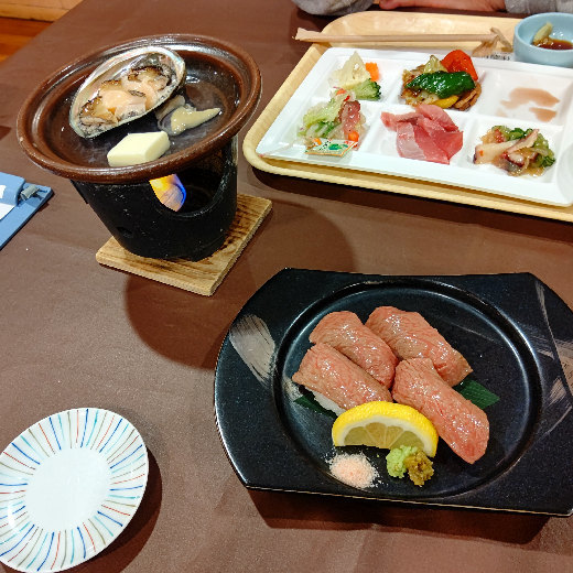 休暇村館山追加料理上総牛炙り寿司、アワビステーキ