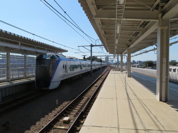 ホーム本体の工事が完成した東小金井駅を通過するE353系