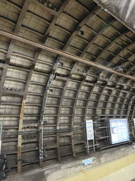 シールドトンネルにはリングの継ぎ目に沿って歪みを計測するセンサーが取り付けられている。