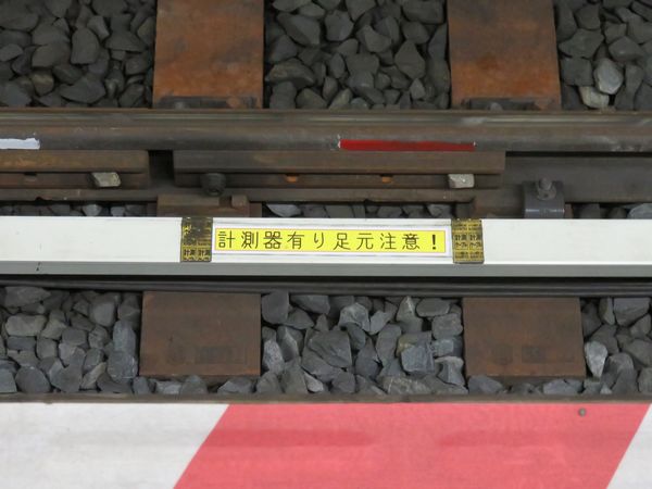 線路にも同様に沈下を計測するワイヤー式センサーが取り付けられている。