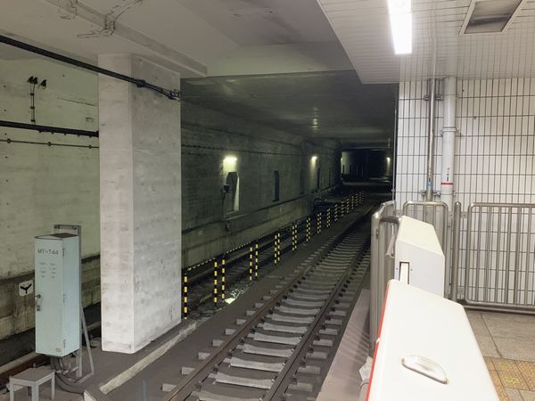 有楽町線豊洲駅2・3番線終端の地下鉄8号線用トンネル。枝川方面へ向けて急カーブになっている。