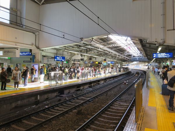 京急品川駅のホーム中央付近。このさらに右に行き止まりの3番線がある。