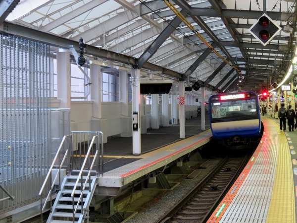 横須賀線の新鋭E235系と完成間近の新ホーム