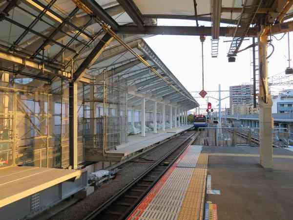 横浜寄りに飛び出している部分は比較的進捗が早く、2月時点で笠石の敷き詰めが始まっていた。