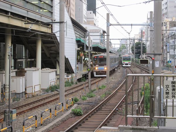 渋谷駅山手線内回りホームから見た旧埼京線ホーム。駅本体から南に350m離れていた。