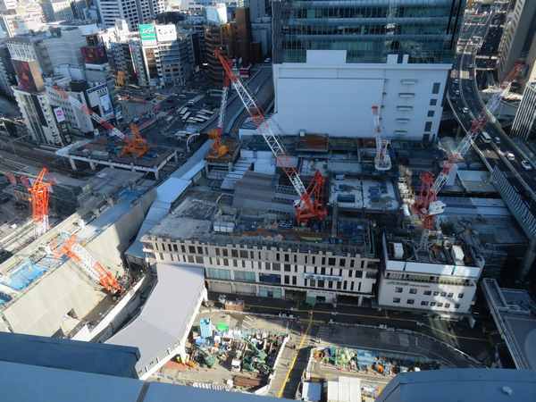 渋谷フクラス17階展望台“SHIBU NIWA”から見た渋谷駅。左下の東急百貨店西館は銀座線の高架橋を除き取り壊しが完了した。
