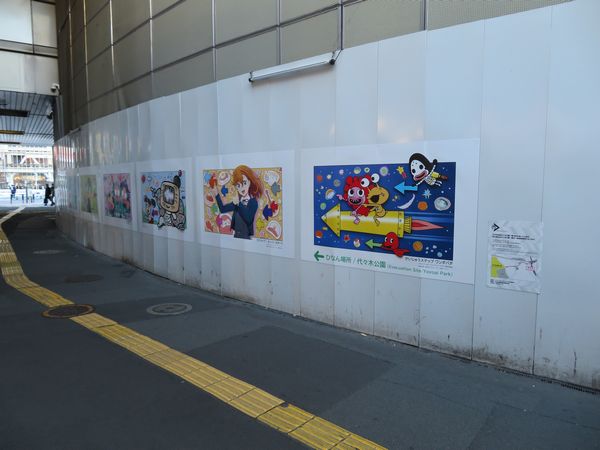解体中の西館壁面に掲出されたNHKのアニメキャラクターのポスター。避難場所である代々木公園を指している。