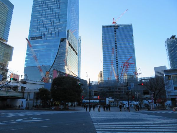 TV局のお天気カメラで有名な渋谷駅ハチ公口。背後の風景はこの1年で大きく変わった。