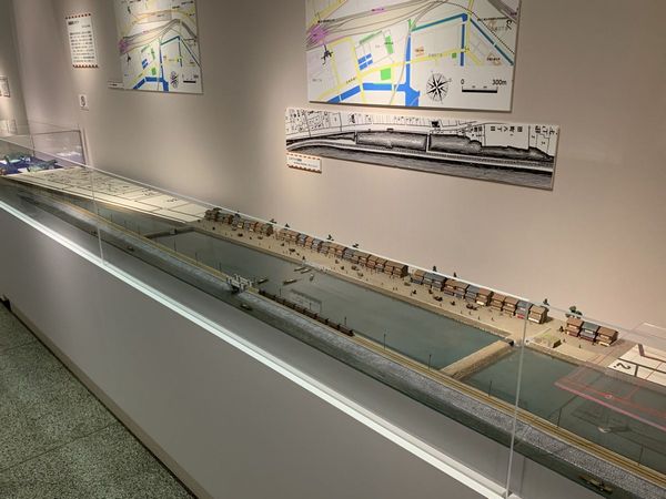 港区郷土歴史館で開催された「人物で見る日本の鉄道開業」展で展示された高輪築堤の再現模型（撮影可能展示品）。築堤と陸をつなぐT字型の部分が横仕切堤。手前が新橋方の北横仕切堤で、陸側の付け根に高輪大木戸の土塁がある。