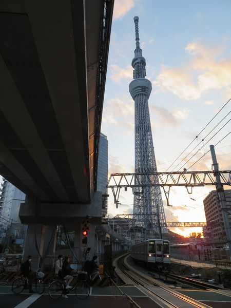 桜橋通りの踏切で完成した上り線高架橋と東京スカイツリー