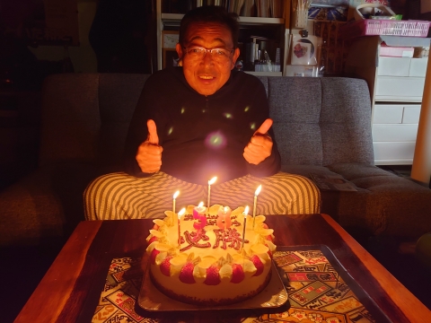 「58歳の誕生日に、必勝！バースディーケーキをプレゼントしてくれました。」 (3)