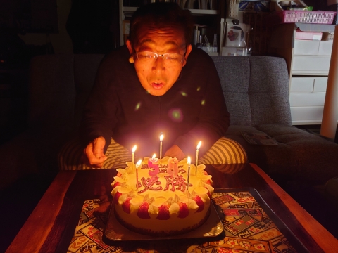 「58歳の誕生日に、必勝！バースディーケーキをプレゼントしてくれました。」 (4)