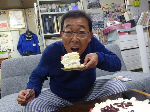 「58歳の誕生日に、必勝！バースディーケーキをプレゼントしてくれました。」 (10)