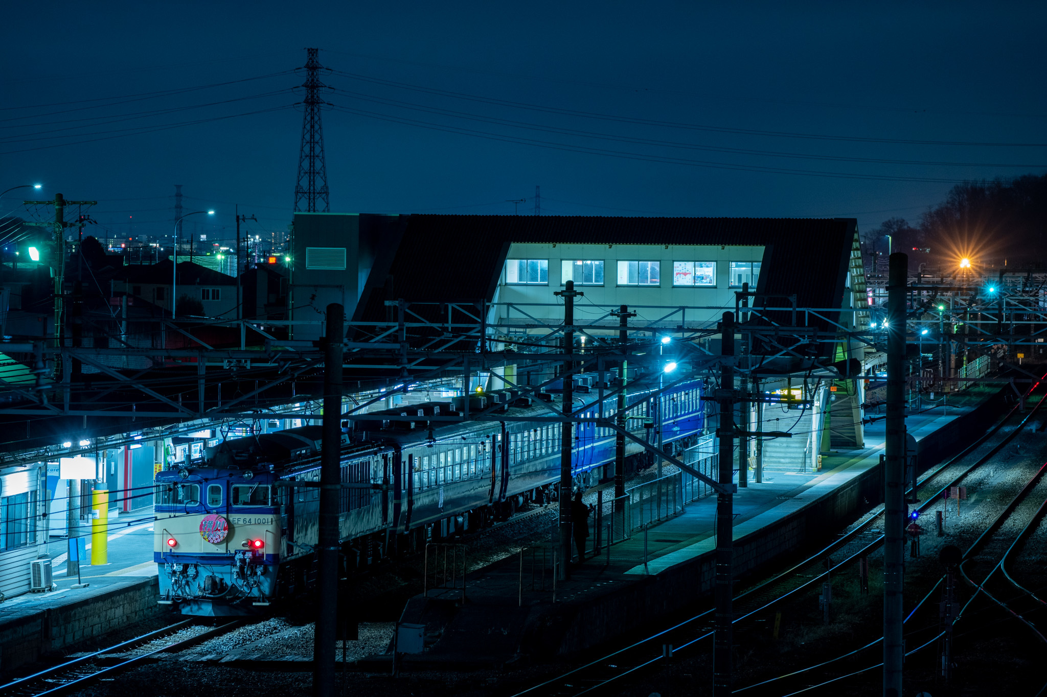 20221217_安中駅に停車中の臨時快速「横川ナイトパーク号（復路）」を跨線橋より狙う