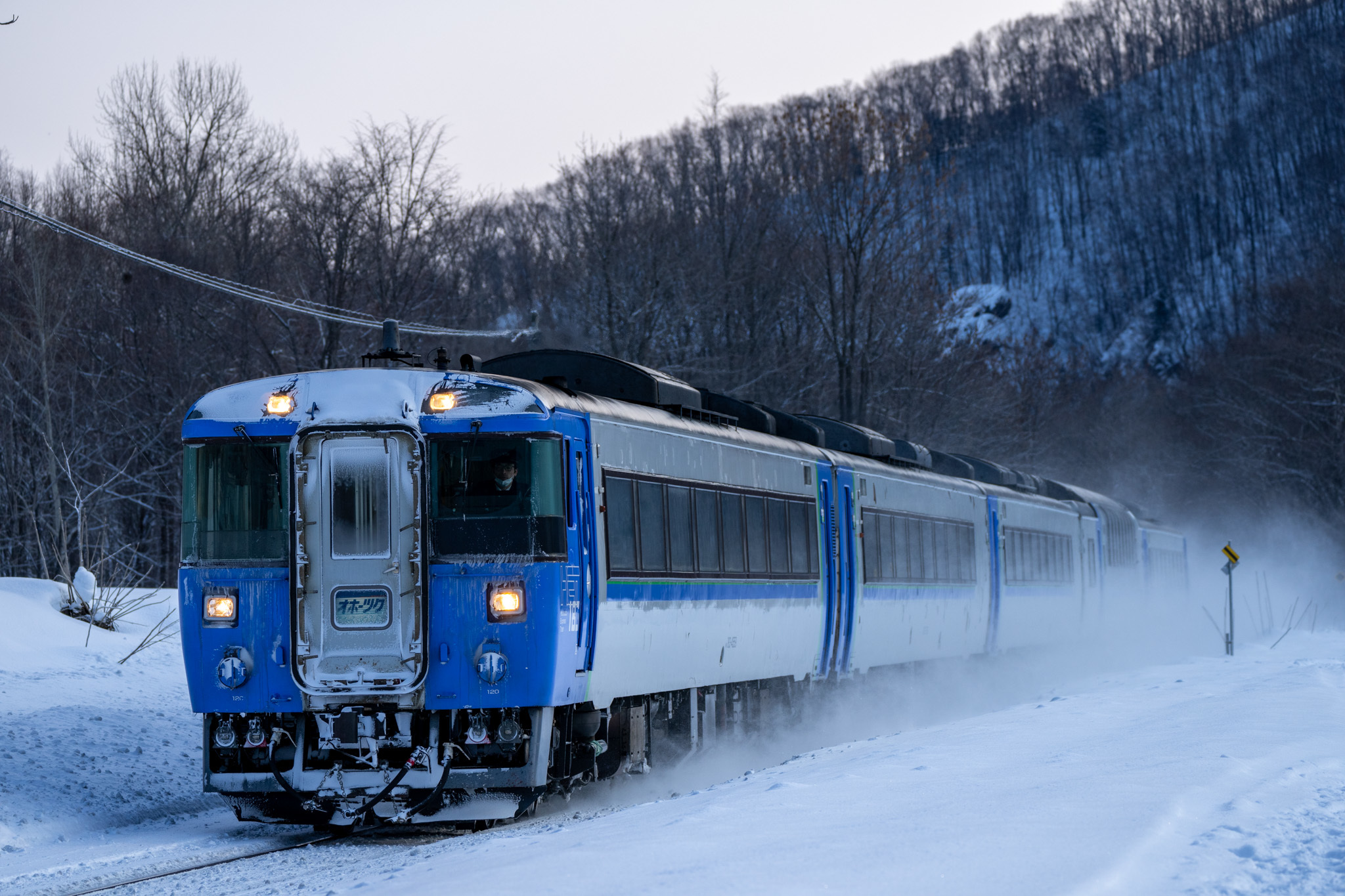 20220215_雪を巻き上げてやってきた札幌行き特急オホーツク2号